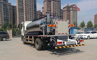 Performance of various types of asphalt spreading trucks